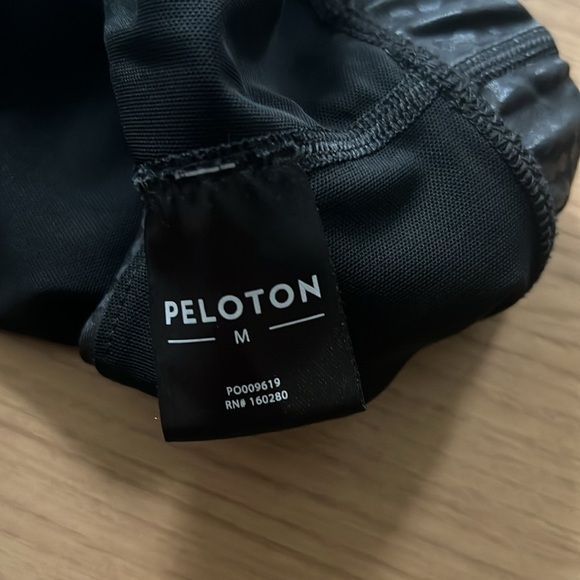 Peloton Women's Standard Digital Foil High Neck Bra
Medium - Picture 3 of 7